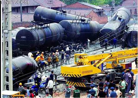 隴海鐵路油罐車脫軌(圖)