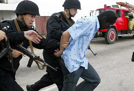 特警队员在上海港将一名进行爆炸活动的恐怖分子抓获