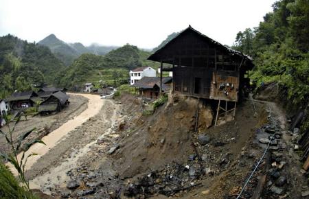 点击此处查看其它图片 7月20日拍摄的遭山洪冲击后的湖南安化马路镇