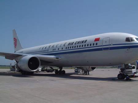 组图国航一架波音767200客机在北京遭鸟击