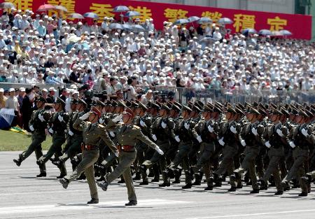 图文:(6)解放军驻港部队首次公开举行阅兵仪式