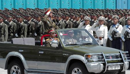 图文:(7)解放军驻港部队首次公开举行阅兵仪式