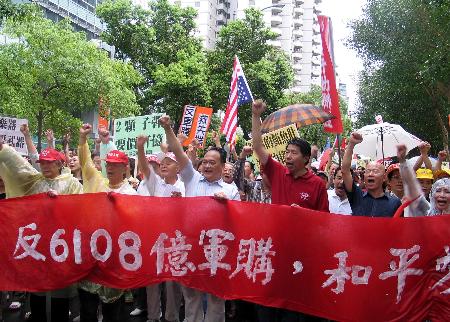 军购游行 9月25日,台湾社会各界数万人冒雨走上台北街头,反对当