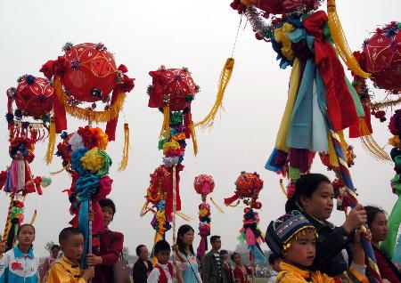 当日,贵州省黔南布依族苗族自治州独山县举办盛大的花灯节