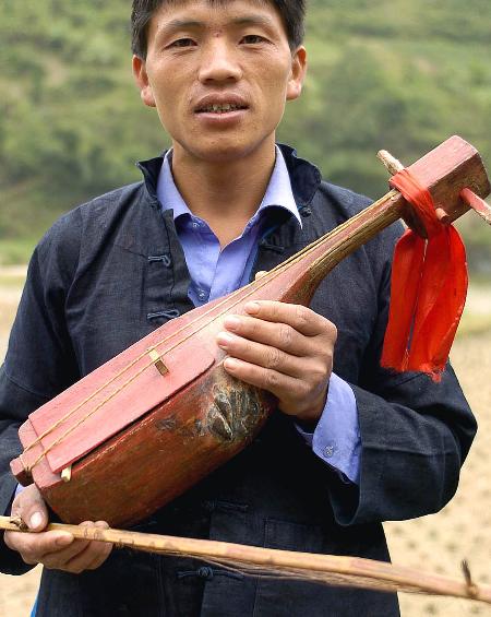 古瓢琴是苗族特有的一种古老的民间传统乐器,琴声低沉厚重,具有浓郁的