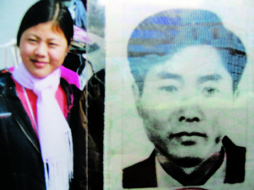 左为杨平的生活照右为身份证上的陌生男子照片(来源:合肥晚报)