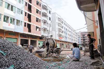 了3万多平方米的土地进行违规违章抢建'骏龙达综合市场'为框架两层