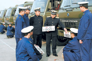 超標豪華車禁上軍車號牌(圖)