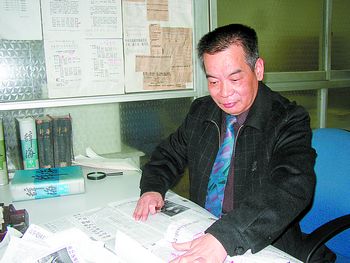 湖南首位韬奋新闻奖获得者刘国强在进行校对工作.屈金轶 摄
