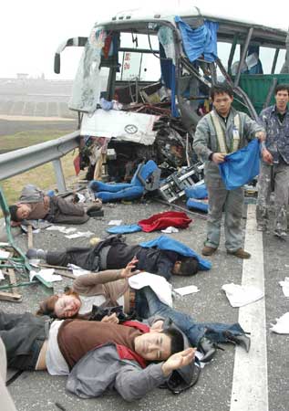 浙江高速路发生特大车祸6人死亡19人受伤组图