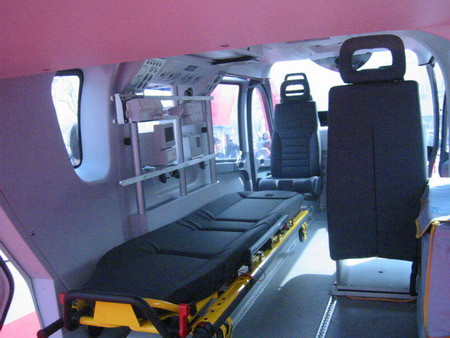 法国的急救直升机ec145的内部