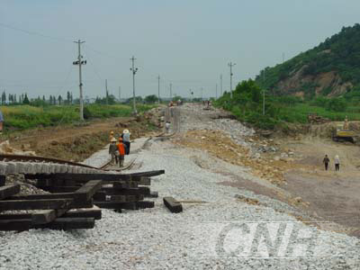 萧甬铁路余姚牟山地基再次沉陷改用反压法抢修组图