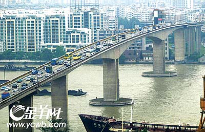 對於洛溪大橋來說,這是比較暢通的景象.寧彪/攝