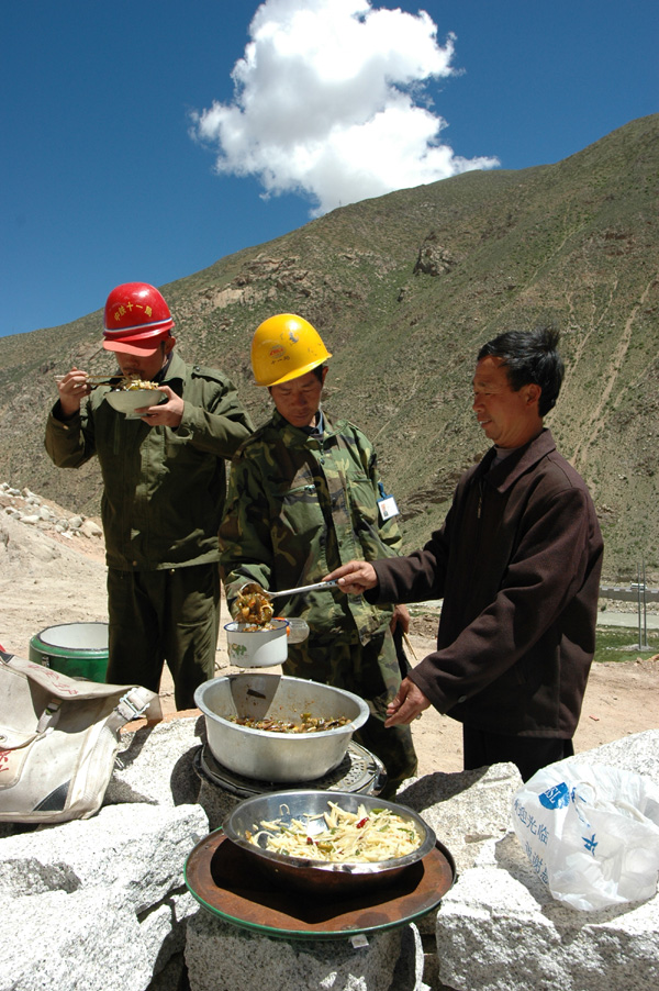 青藏鐵路鋪架工人在工地吃飯