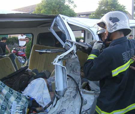 江苏吴江发生特大车祸6人死亡6人受伤组图