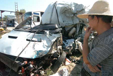 浙江临海昨发特大车祸 货车撞上面包车8死12伤(组图)