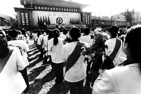 1995年3月8日市妇女界在人民广场举行迎接第四次世界妇女大会召开