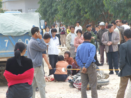 清蒙车祸现场-死亡者家属痛苦万分 n华健/陈清波文/图