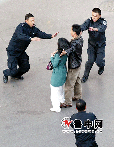 云南昆明持刀劫持学生图片