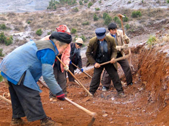 农民兄弟利用农闲有利时节开挖沟渠,修堤筑坝,清淤打塘,整修道路,为