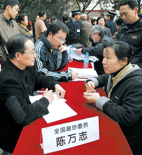 央视全程采访本报"两会"直通车