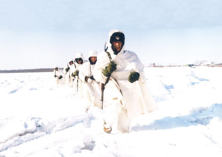 李世剛在冰天雪地裡帶隊巡檢