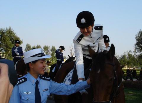 中國漂亮女騎警現身東北 揮舞馬刀英姿颯爽(圖)