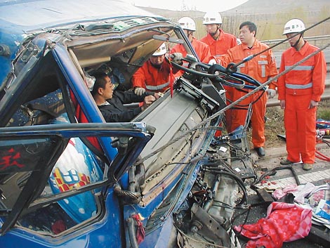 锯开汽车抠出仨"血人"京沈高速公路前日发生车祸