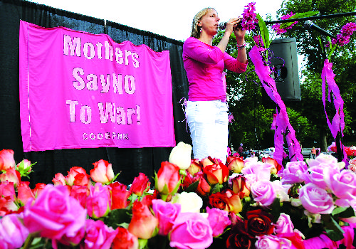 5月13日,一名妇女在美国华盛顿白宫外举行的反战集会上发表演讲.