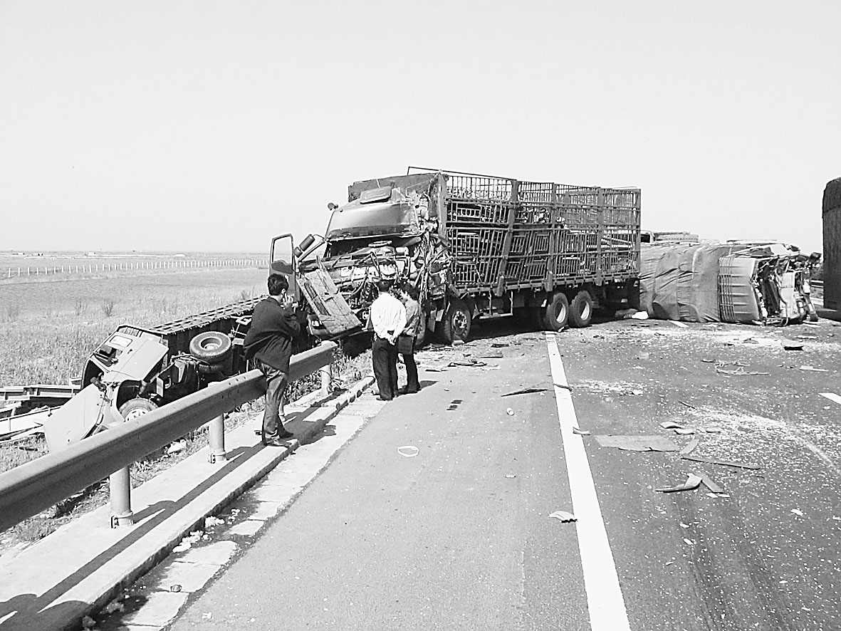 霧鎖京沈高速28輛車追尾