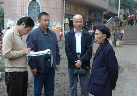 雷波县移民工作组下访群众生活