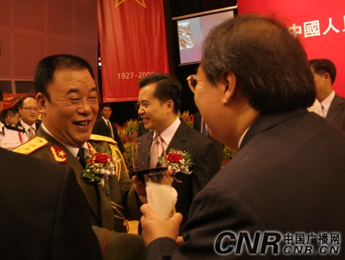 驻港部队司令员王继堂中将(左)感谢香港各界对驻军建设的关心和支持