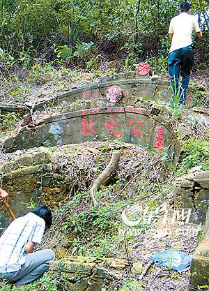 上图:孔太史墓前的精美石狮,足有一人高 上图:原定"状元庄定恭墓