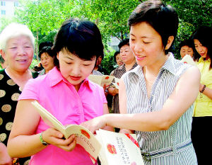 8月24日,皇姑区崇山街道妇联干部高敬丽正在向社区居民宣传《妇女权益