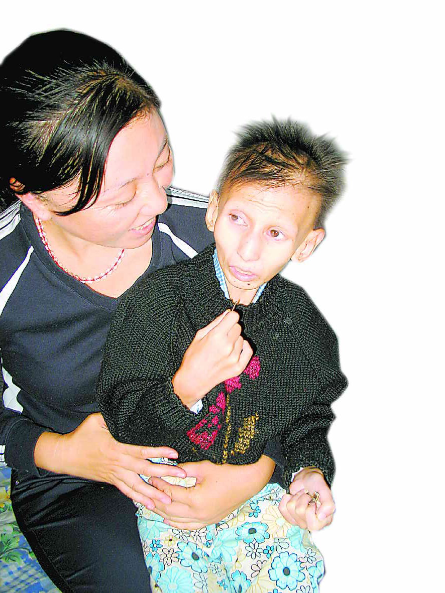 抱着小老太女儿王辉摄本报盘锦讯12岁的盘锦女孩洋洋出生后患脑瘫