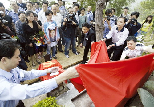 昨日,松鶴陵園,救火英雄何偉的骨灰落葬儀式舉行 記者龍在全攝