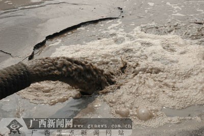 违规加工钢渣柳州市鹧鸪村清澈河水成灰水河