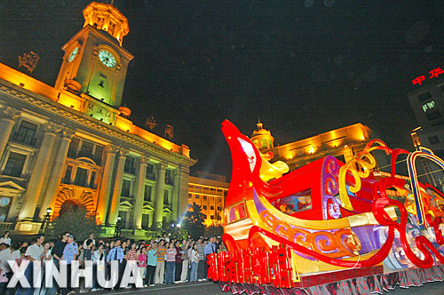 花車巡遊扮靚武漢[組圖]