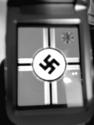 中学生将纳粹党旗党徽设成手机屏保图