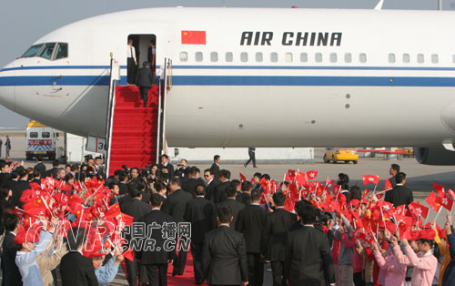 发表主旨演讲,参观了电信展预展,会见了曾荫权等香港各界人士及澳门特