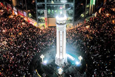 16万市民齐聚解放碑玩耍12月24日平安夜,重庆市解放碑商业区游人如织