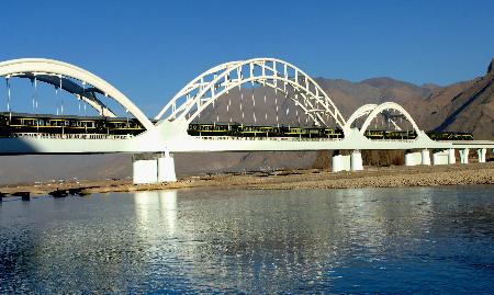 2月3日,一列开往重庆的火车从青藏铁路拉萨河特大桥上驶过.