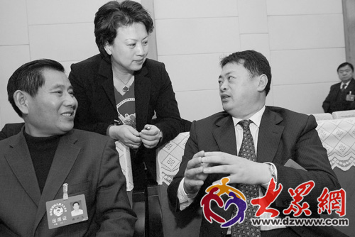 在2月10日的讨论中,政协委员潘智群(右,谢训长(左,吕黎枫(中)就目前