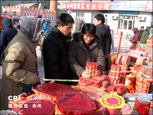 春节前阿荣旗农民热赶集市忙购年货(图)