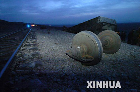 新疆大风刮翻火车图片