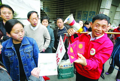 杨顺德在街头宣传义务献血 记者 徐元宾 摄