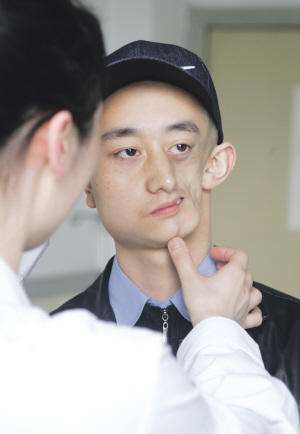 昨日下午,在重庆西南医院整形美容外科,长着半张脸的巫山20岁小伙谌