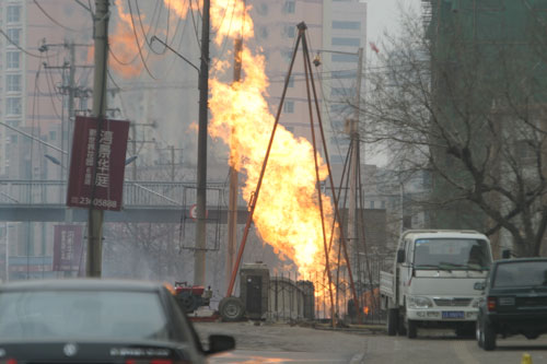 沈阳南湖工地煤气管道泄漏起火(组图)