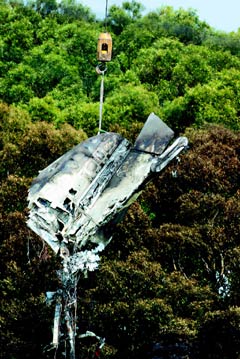 (圖:臺灣《聯合報》)大批士兵拿著臉盆在軍機墜毀現場,撿拾屍塊與飛機