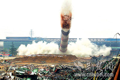 被爆破拆除的是武钢大型轧钢厂型钢生产线加热炉烟囱,也是武钢厂内